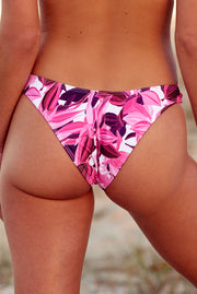 Bikini model is wearing the Tropical High Bikini Bottoms at the beach